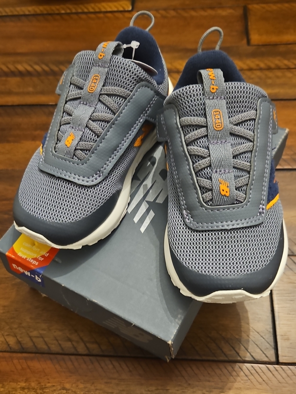New Balance Extra Wide Sz 5 Kids Gray and Orange Mesh Sneaker